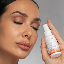 Carica l'immagine nel visualizzatore di Gallery, Donna con crema solare alla bava di lumaca con protezione media