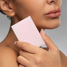 Carica l'immagine nel visualizzatore di Gallery, Donna con sapone alla bava di lumaca