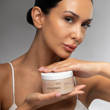 Carica l'immagine nel visualizzatore di Gallery, Modella con barattolo Scrub corpo bava di lumaca Shelix