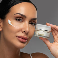 Carica l'immagine nel visualizzatore di Gallery, donna applica crema viso anti-age naturale bava di lumaca shelix
