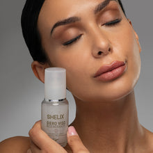 Carica l'immagine nel visualizzatore di Gallery, donna applica siero viso anti-age bava di lumaca shelix
