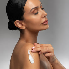 Carica l'immagine nel visualizzatore di Gallery, donna applica crema corpo naturale bava di lumaca shelix
