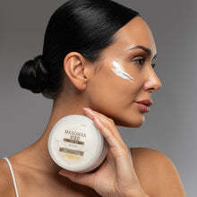 Carica l'immagine nel visualizzatore di Gallery, donna applica maschera viso naturale anti-age bava di lumaca shelix
